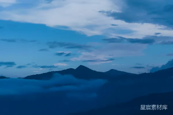 高清摄影 蓝天白云，远处有山。