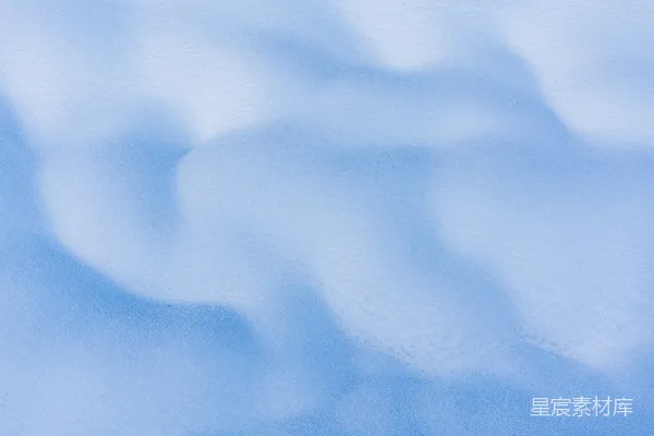 高清摄影 覆盖着雪的地面上，背景是蓝色的天空。