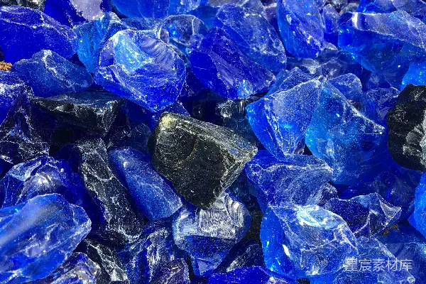 高清摄影 一堆鲜艳的蓝色和深色玻璃碎片。