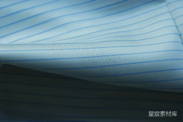 高清摄影 蓝白条纹的布料叠放在自己上面。
