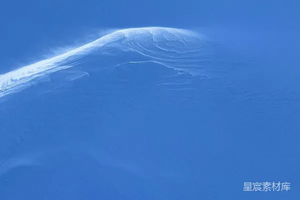高清摄影 一个人在雪覆盖的斜坡上滑雪