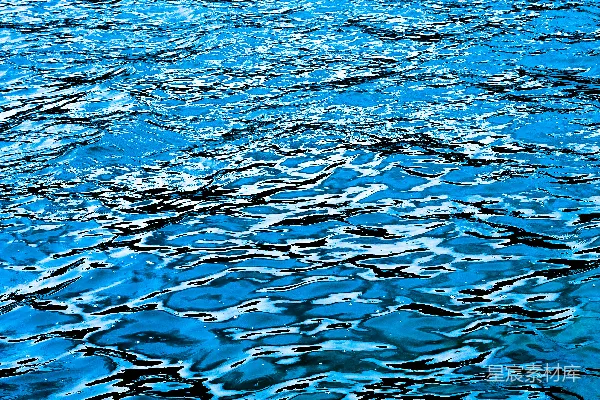 高清摄影 一艘船漂浮在水面上。