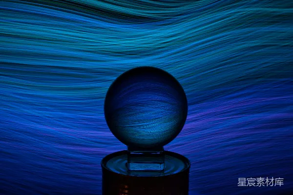 高清摄影 流动的蓝色抽象背景中的水晶球。