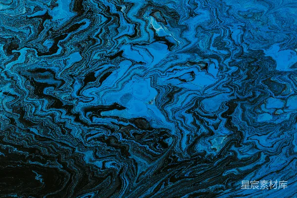 高清摄影 蓝色的水中带有水滴