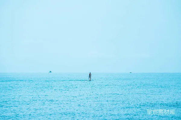 高清摄影 两个人在白天站在海上。