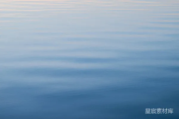 高清摄影 平静的蓝水上泛起轻轻的涟漪