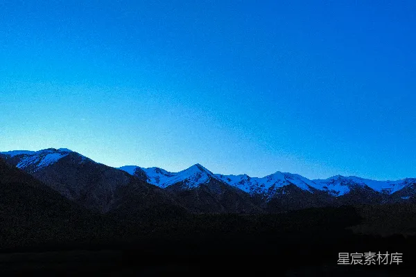 高清摄影 蓝天下的雪山。