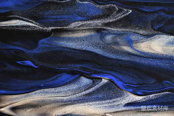 高清摄影 一幅蓝白抽象画，背景为黑色。
