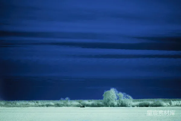 高清摄影 一个深蓝色的天空笼罩着一个雪景。