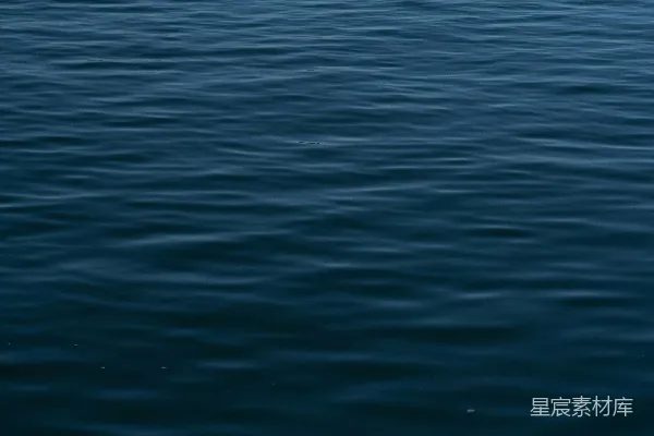 高清摄影 一艘船漂浮在一大片水域上