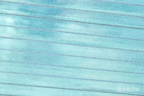 高清摄影 一个男人在雪覆盖的斜坡上滑雪板滑行。