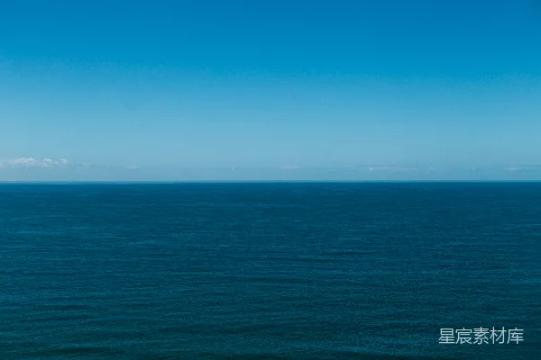 高清摄影 蓝天下的蓝色海洋在白天