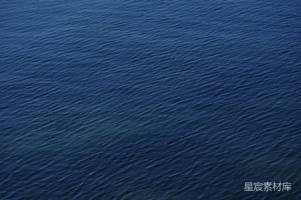 高清摄影 一艘船漂浮在一大片水面上