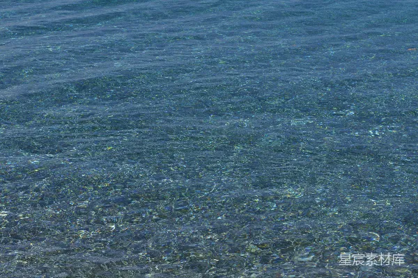高清摄影 一个男人站在海滩上，手里拿着冲浪板。