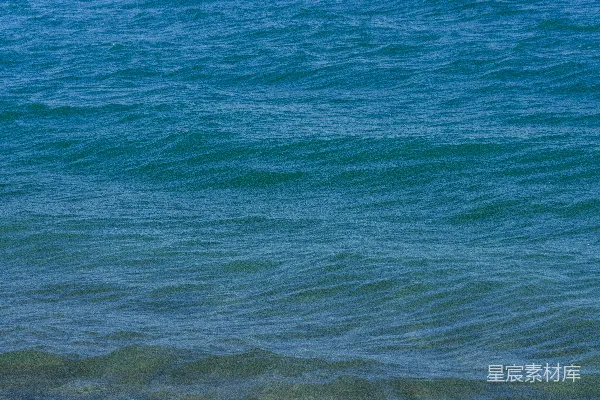 高清摄影 湛蓝的海浪轻轻起伏。