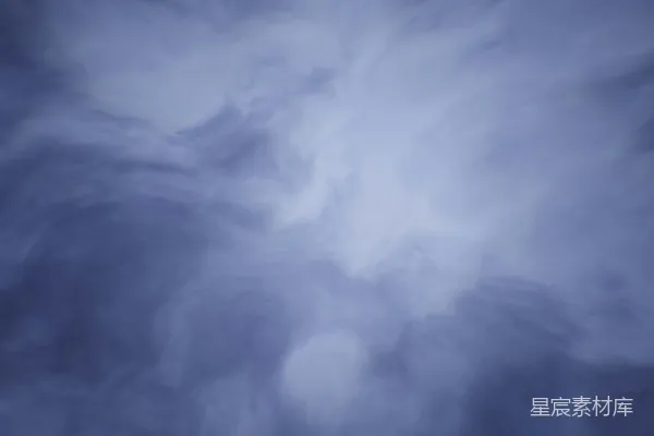 高清摄影 深蓝色的烟雾在明亮的中心处缭绕。