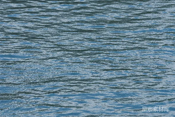 高清摄影 平静、蓝色的水面上泛起涟漪。