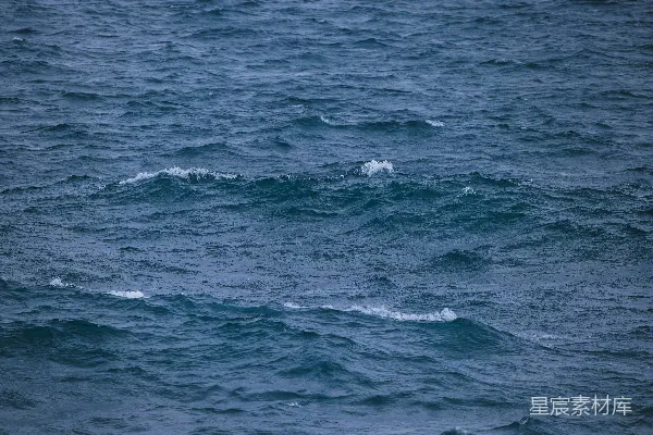 高清摄影 汹涌的波浪海面绵延开来。