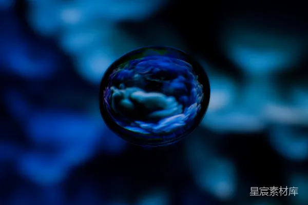 高清摄影 一张特写的水滴照片，里面可以看到蓝色的云。