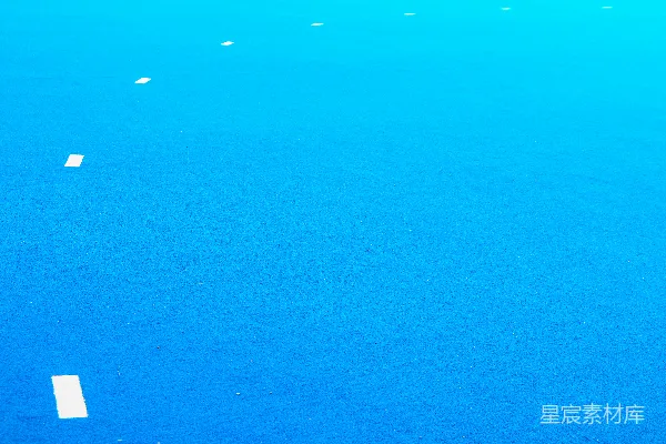 高清摄影 蓝色表面带有白色虚线逐渐消失。
