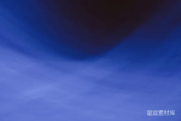 高清摄影 模糊的天空中飞行的飞机的图像
