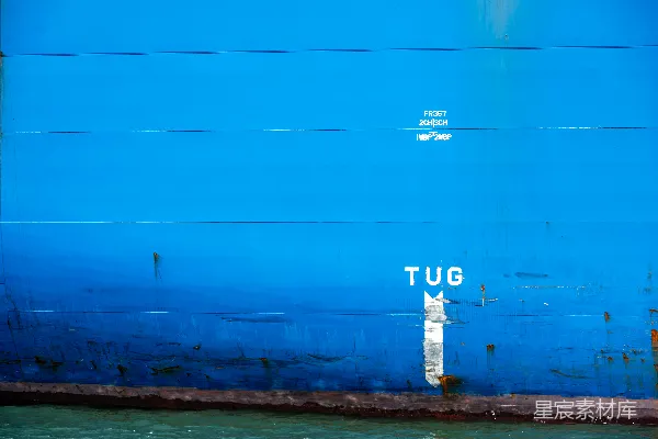 高清摄影 蓝船体带有“tug”和“front draft”标记。