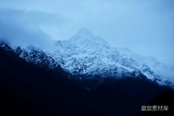 高清摄影 远处可以看到一座被雪覆盖的山。