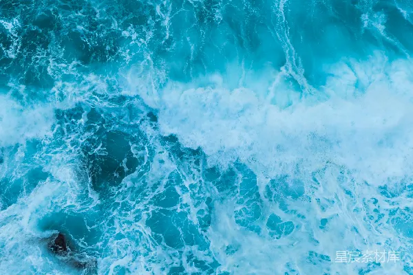高清摄影 碧蓝的海浪拍打着岩石。
