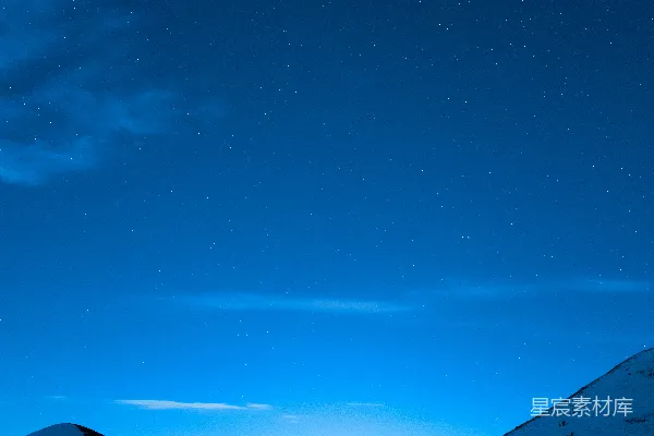 高清摄影 一座覆盖着积雪的小山在夜空中。