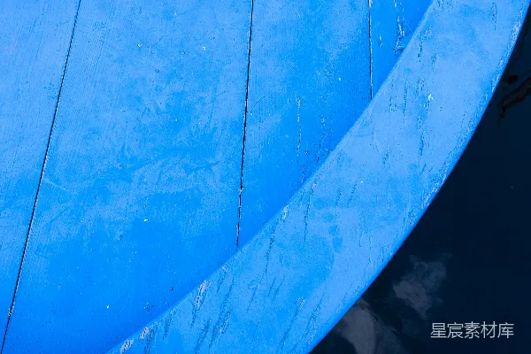 高清摄影 漆成亮蓝色的木制表面，下面有深水。