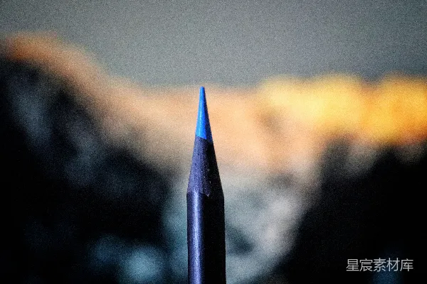高清摄影 一只蓝色的钢笔特写，背景模糊不清。