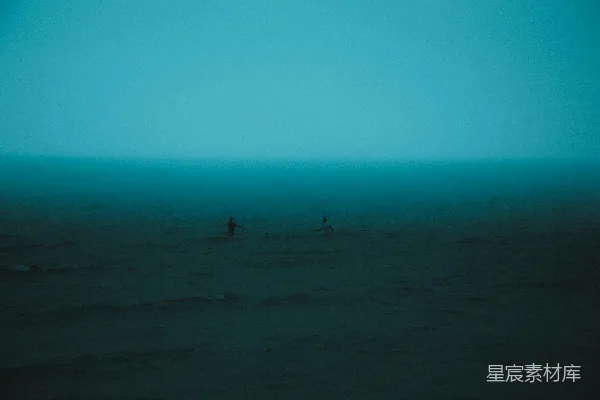 高清摄影 几个人站在一片大水面上。