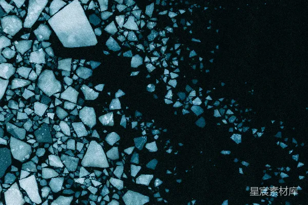 高清摄影 碎冰漂浮在暗色水面上。