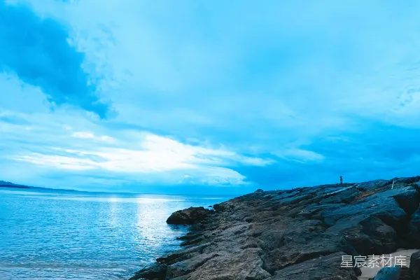 高清摄影 岩石海岸线，平静的海洋在阴云密布的天空下。