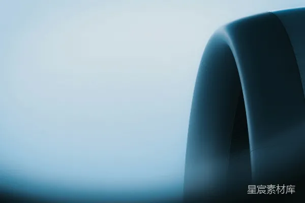 高清摄影 抽象的形状映衬在柔和的蓝色背景上。