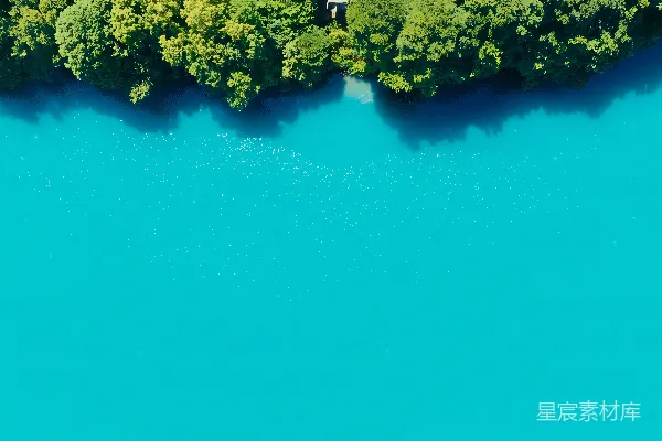 高清摄影 碧绿的蓝天映衬着清澈的碧水，水边是茂密的绿树。