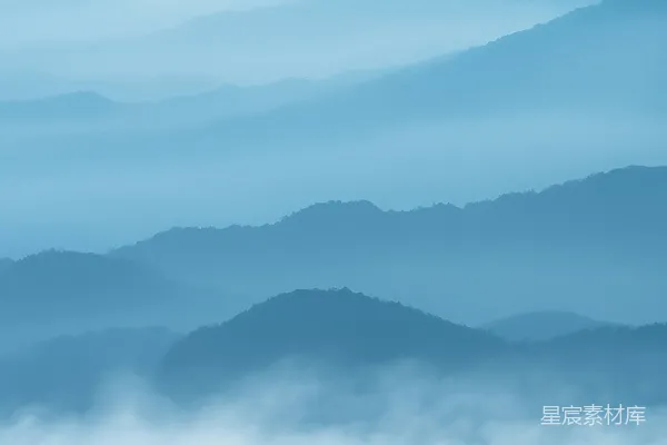 高清摄影 雾蒙蒙的蓝山高耸在平静的水面上。