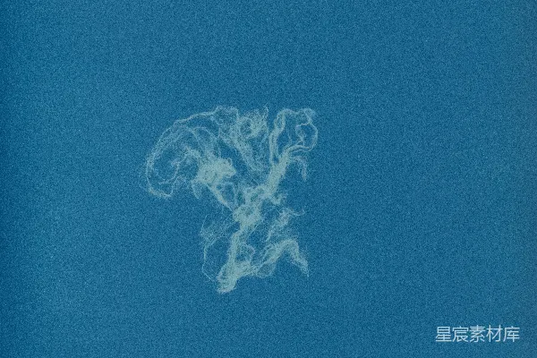 高清摄影 一个薄薄的白色形状漂浮在坚实的蓝色背景上。