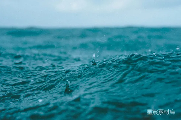 高清摄影 雨滴落在波涛汹涌的蓝色海浪上