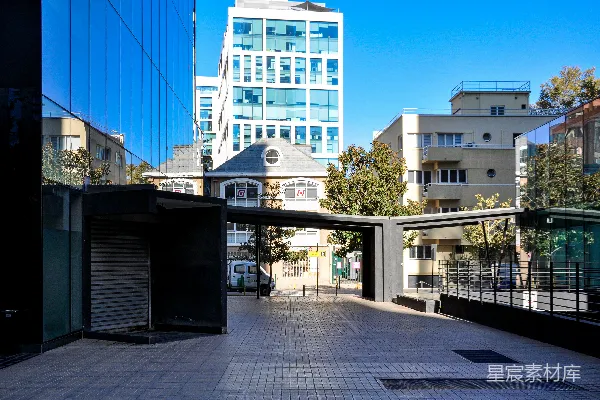 高清摄影 现代建筑在玻璃幕墙中映射出来