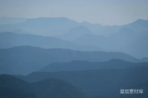 高清摄影 层层蓝色的山峦渐渐融入远方。