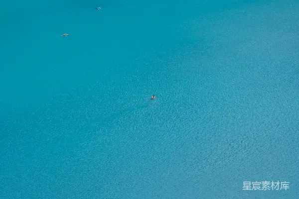高清摄影 一个坚固的蓝绿色背景，上面有细小的白色斑点。