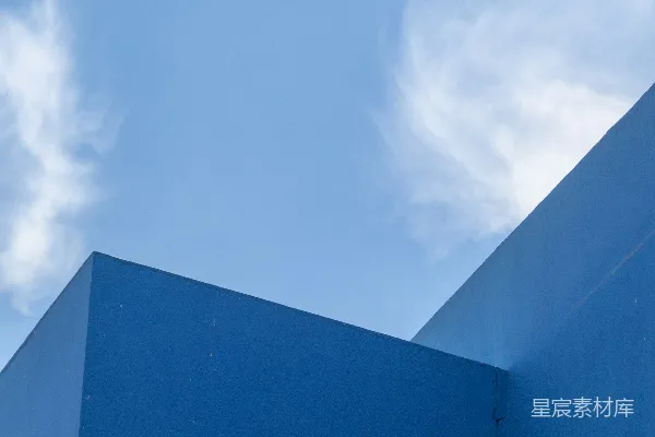 高清摄影 一座蓝色的建筑，旁边有一个钟表。