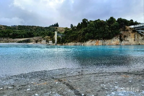 高清摄影 一片水域，背景中有座桥。