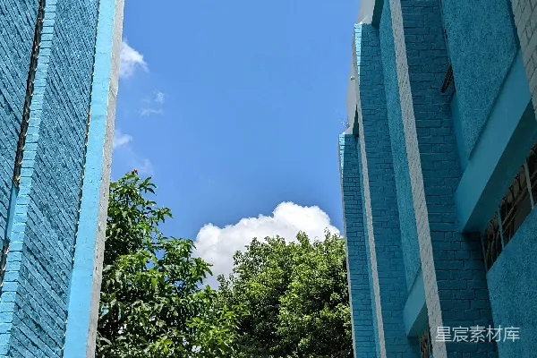 高清摄影 一座蓝色的建筑，背景是蓝天。