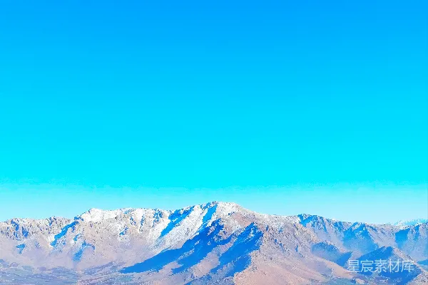 高清摄影 一座山脉，山下有一片山谷。