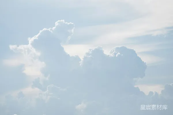 高清摄影 一架飞在天空中的飞机，背景中有一朵云。