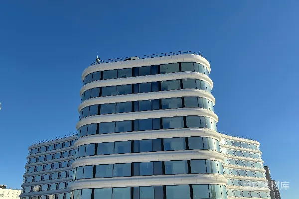 高清摄影 一座很高大的建筑，有许多窗户。