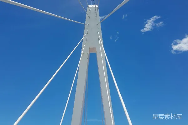 高清摄影 白金属电线杆在蓝天下的白天。