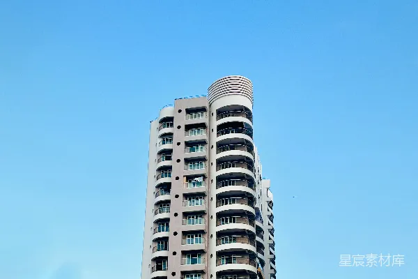 高清摄影 一座很高的建筑物，有很多窗户。